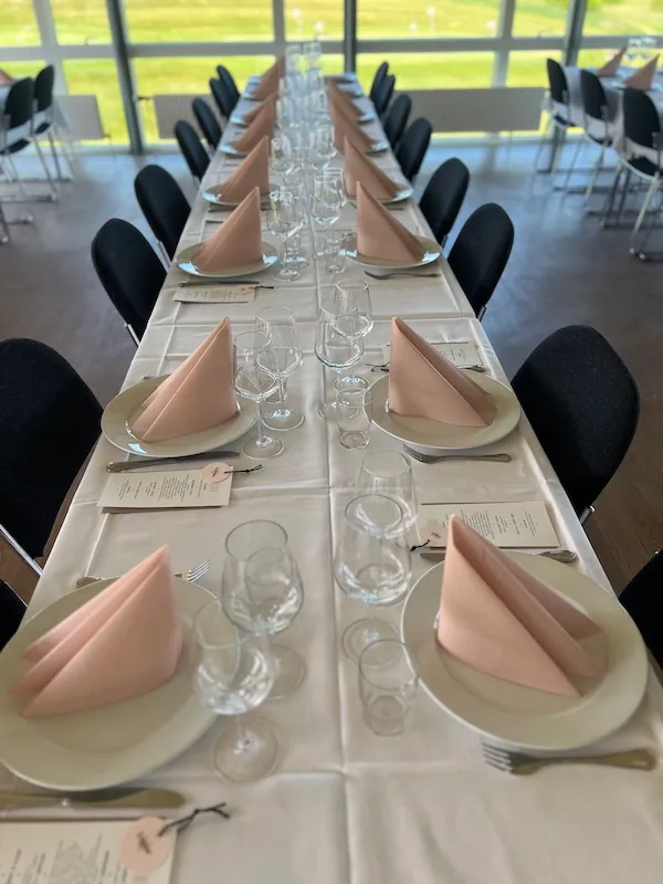Dækket festbord med udsigt over golfbanen hos Brasserie Aadalen